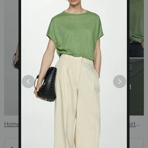 100% Linen. Regular fit. Straight Design. Round neck. Short sleeve. No fastening